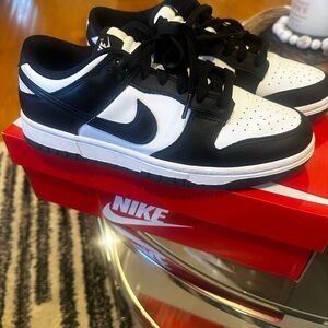 Nike Woman’s Dunk low
Panda